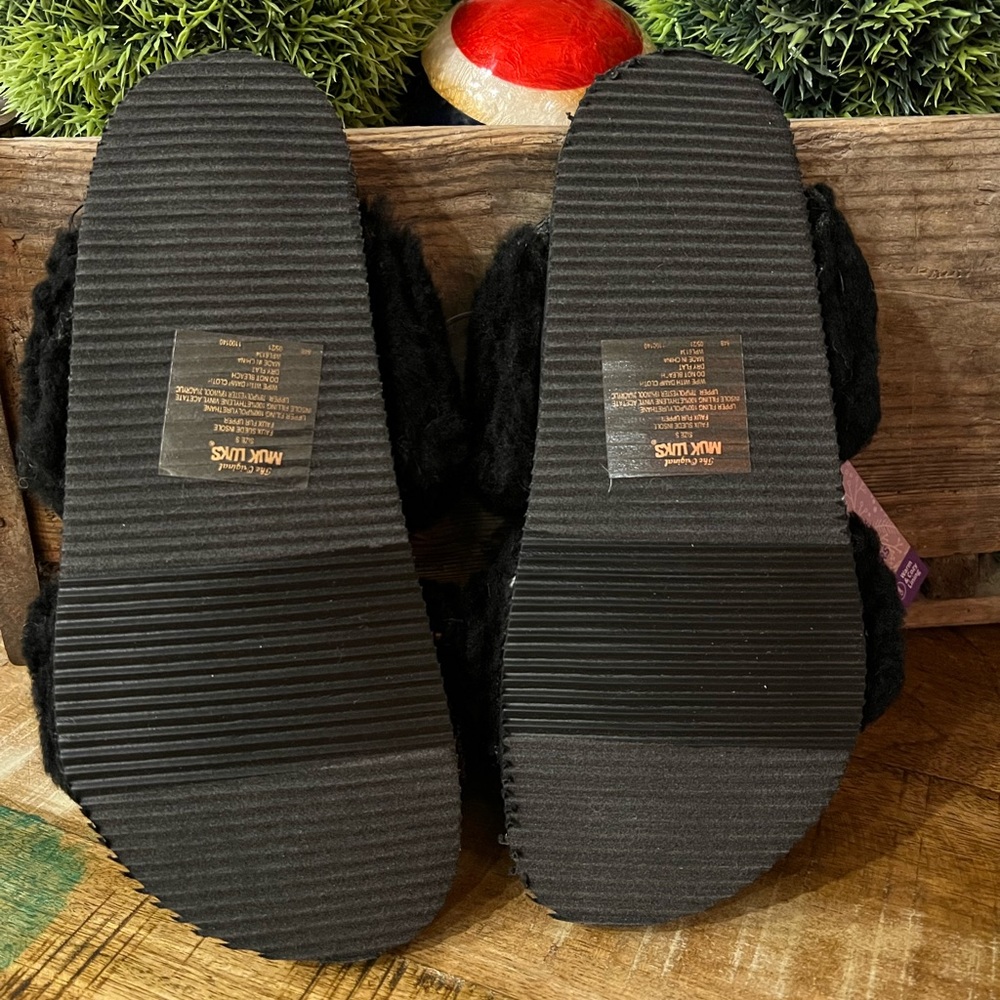Muk Luks black fuzzy slippers/slides. SZ. S-5/6. NWT - Picture 4 of 8
